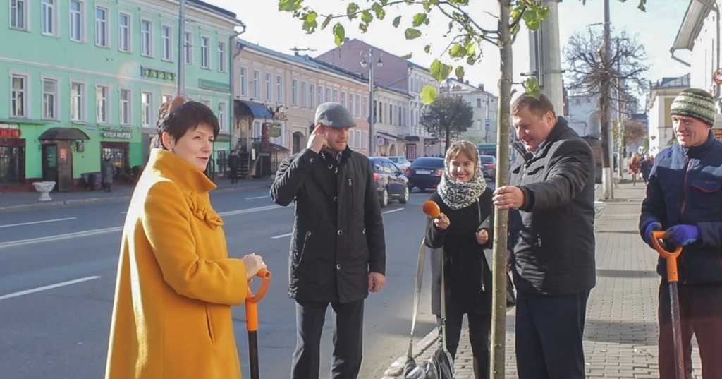 Ольга Деева сажает липы в центре Владимира, октябрь 2015