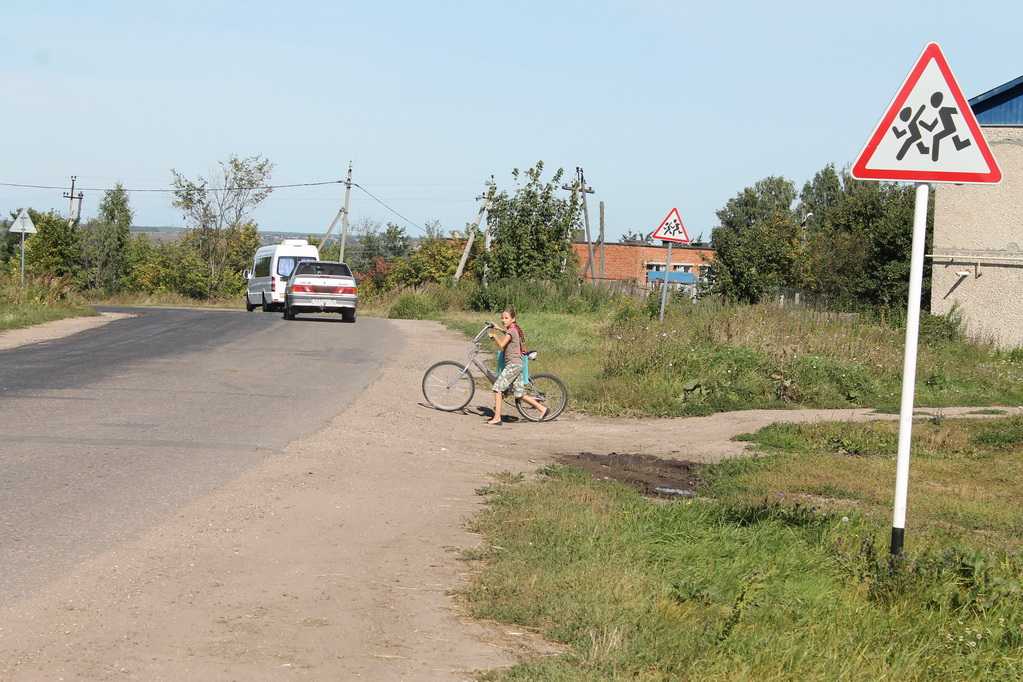 отсутствует тротуар около Порецкой средней школы