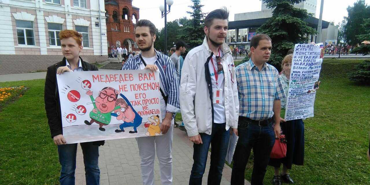 Татьяна Голубева (крайняя справа) на акции против коррупции 12 июня во Владимире