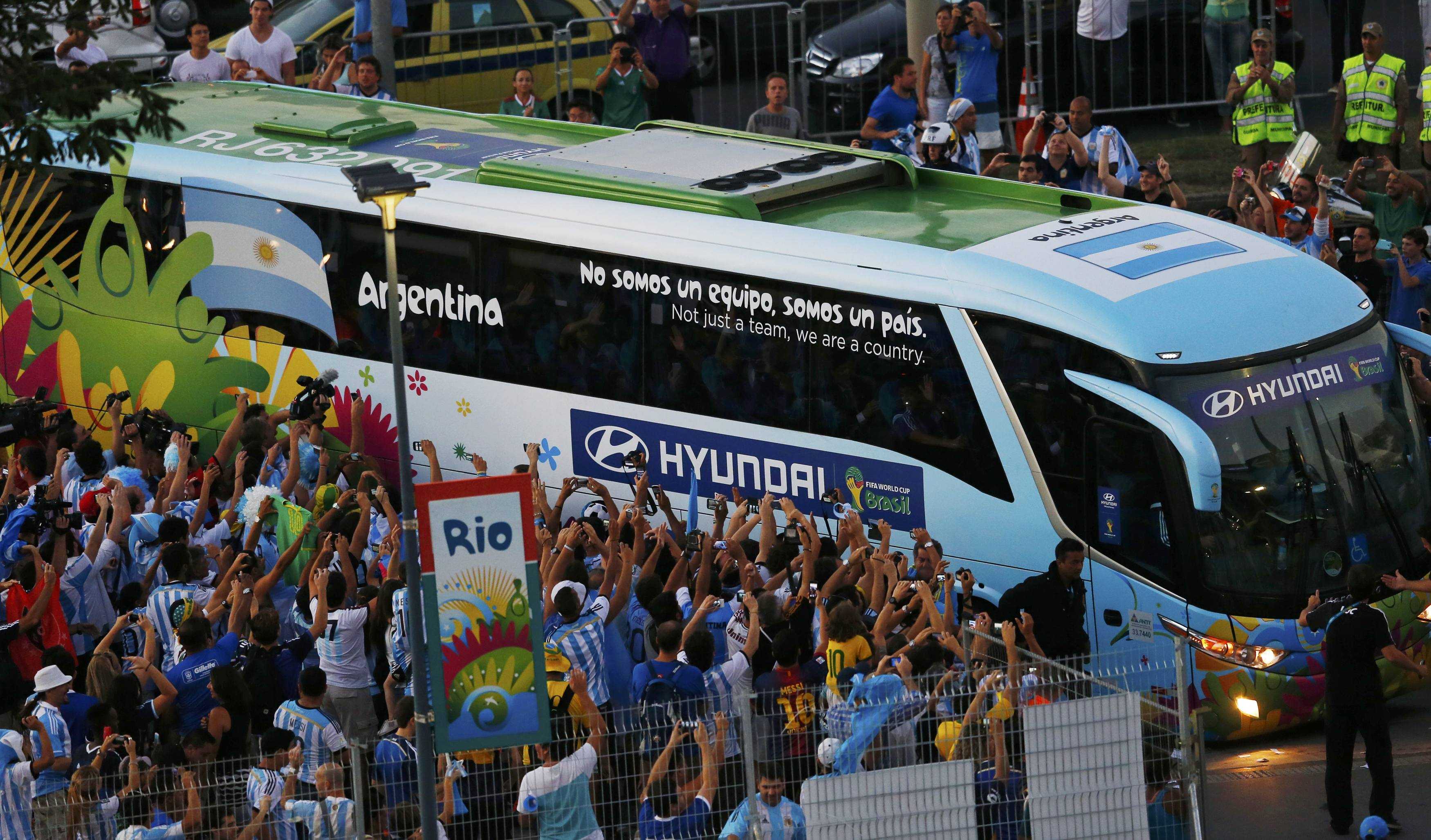 Fans take photos as Argentina's national soccer players arrive ahead of their 2014 World Cup Group F soccer match against Bosnia at the Maracana stadium in Rio de Janeiro June 15, 2014. REUTERS/Ricardo Moraes (BRAZIL  - Tags: SOCCER SPORT WORLD CUP)