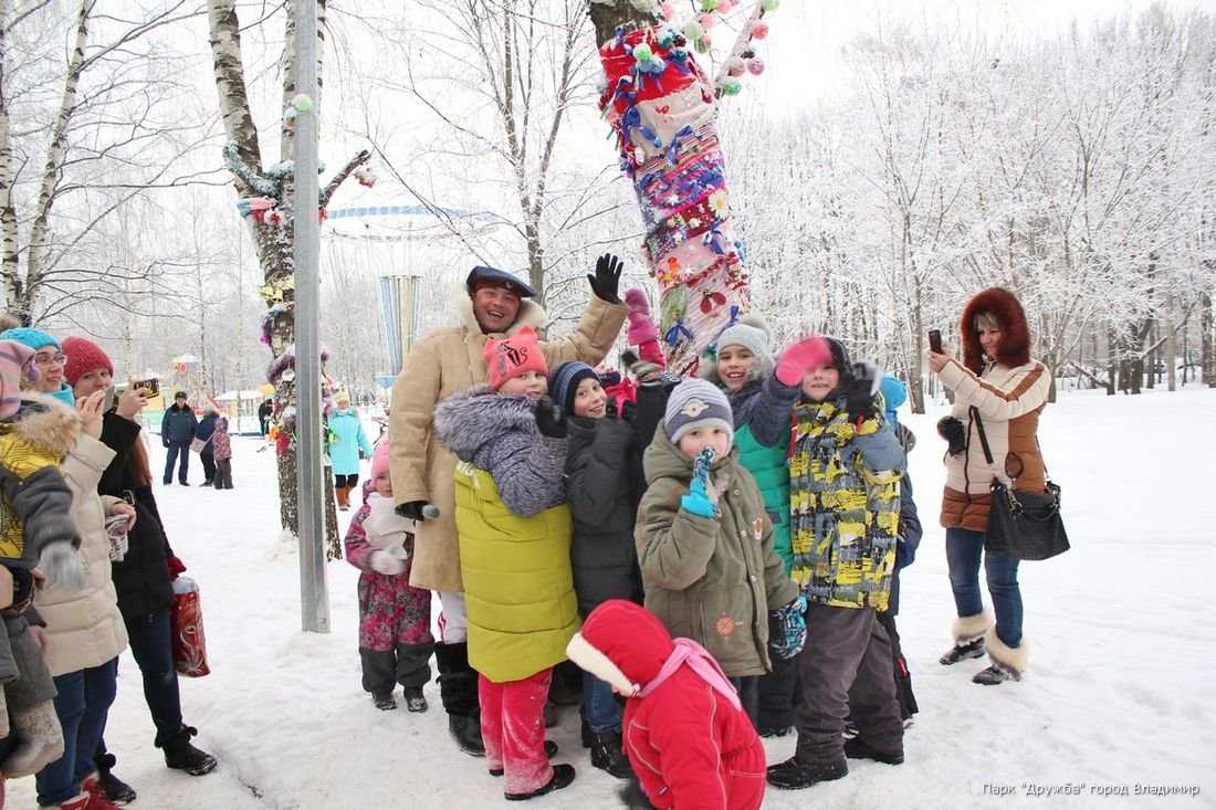 Деревья одевают наряд. Одень дерево в парке Дружба. Парк дружбы новости декабрь. Одень дерево акция. Одень дерево в парке Дружба 2019.