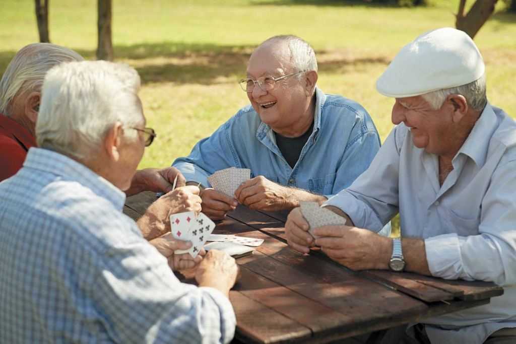 Пенсионеры играют в карты