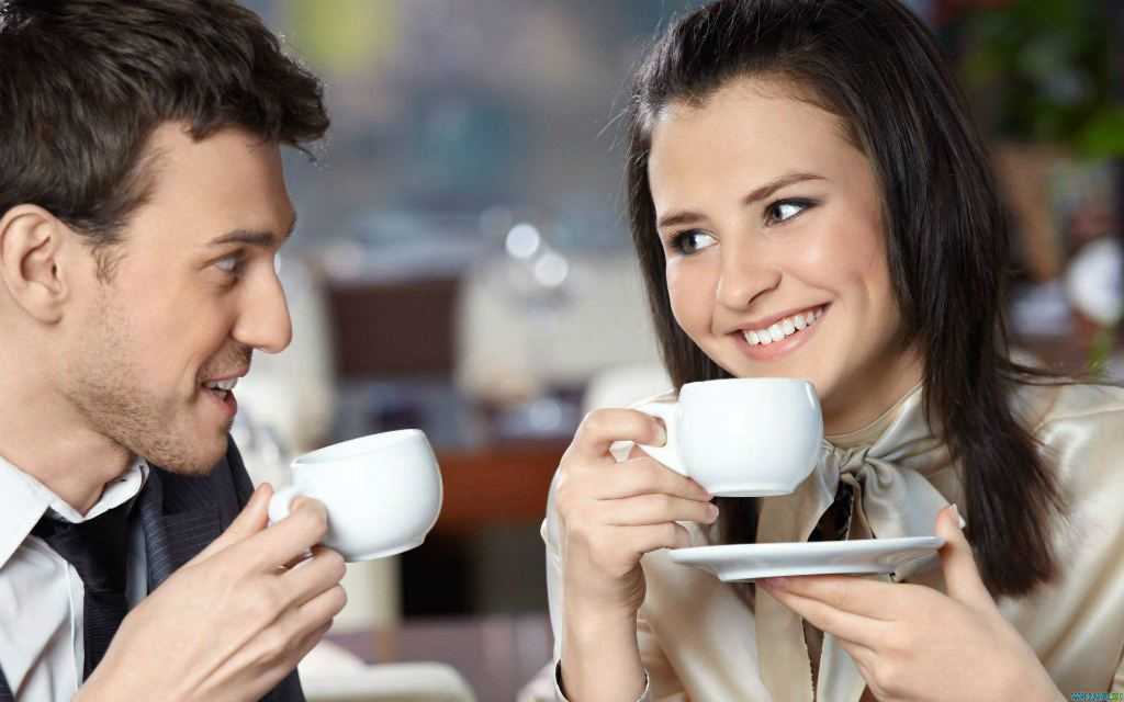 Пара пьет кофе