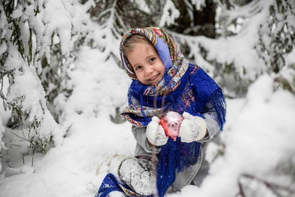 Девочка лепит снежки