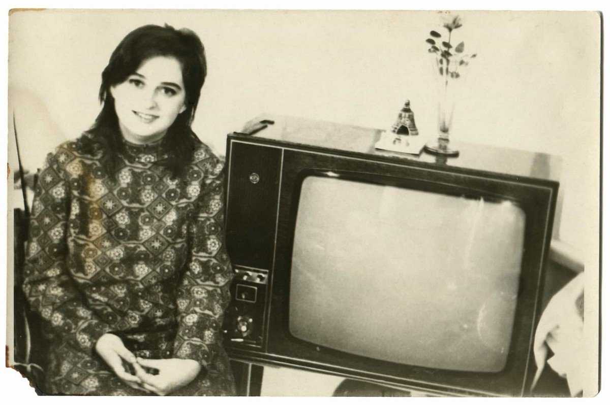 люди в СССР позировали на фото со своим первым телевизором