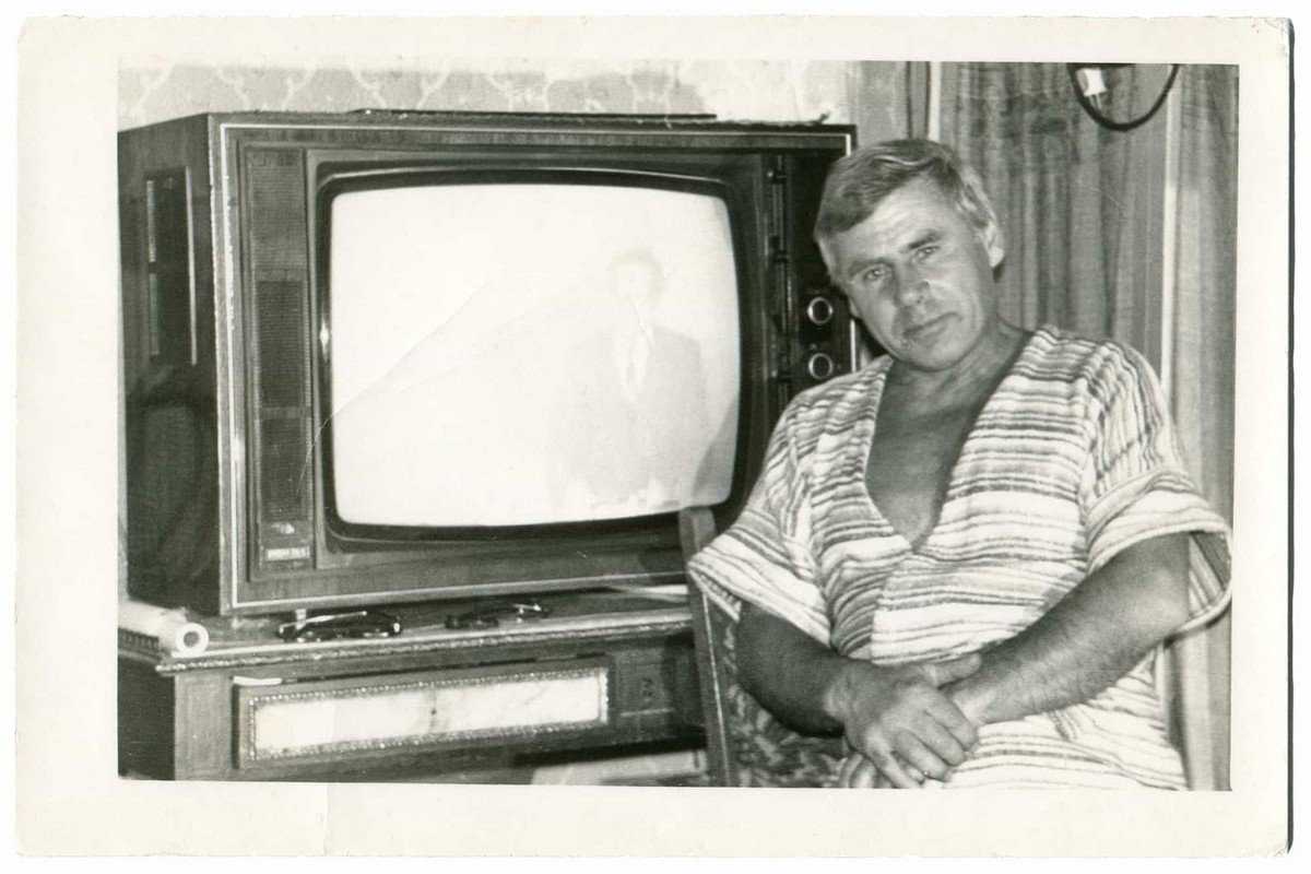 люди в СССР позировали на фото со своим первым телевизором