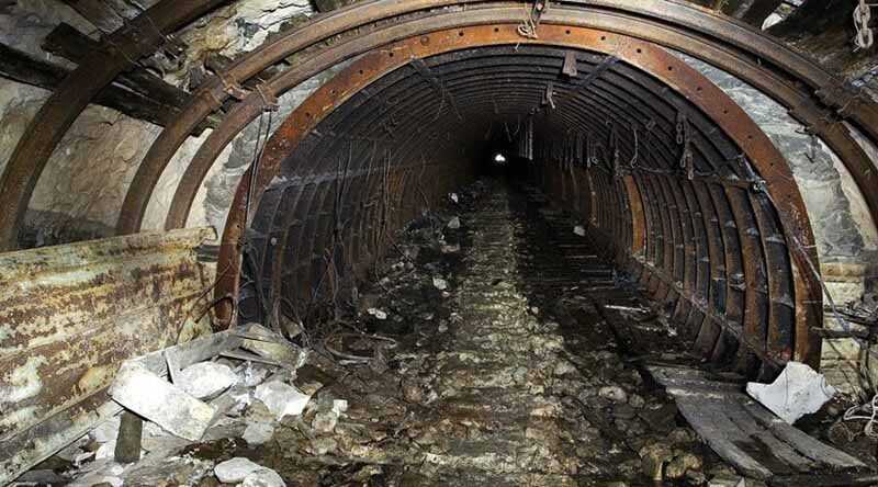 Метро-2 — это тоннели под землей, которые на самом деле являются ядерным бомбоубежищем.