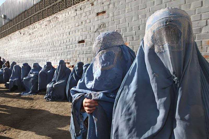 В подавляющем большинстве стран такая одежда имеет черный цвет, но не в Афганистане. В этой стране представительницы женского пола носят паранджу исключительно голубого цвета.