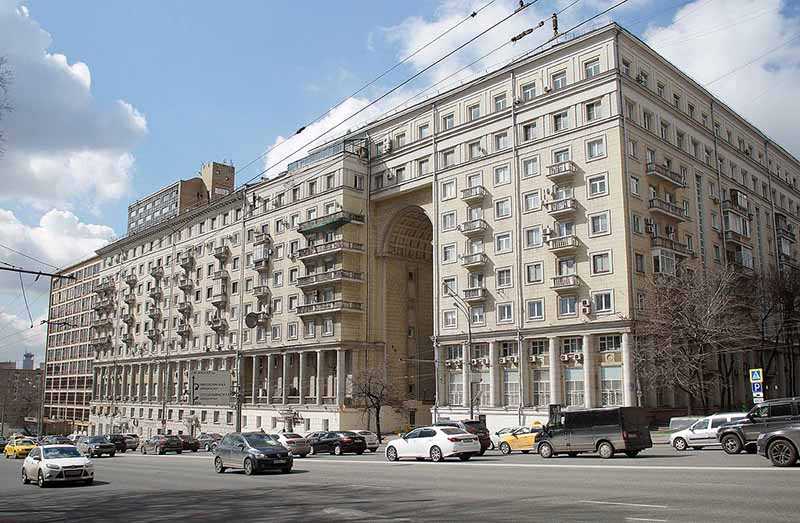Почему в жилом доме в Москве появилась арка высотой 20 метров