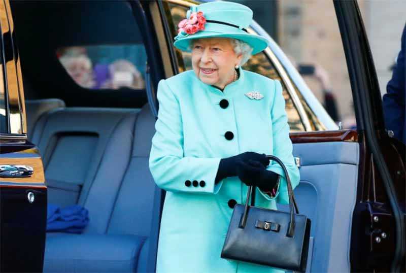 Почему королева Великобритании постоянно носит с собой сумку?