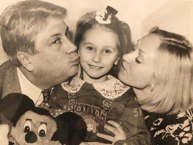 Несмотря на то что Владимир Винокур практически пропустил детство своей дочери, он невероятно любил и продолжает любить ее