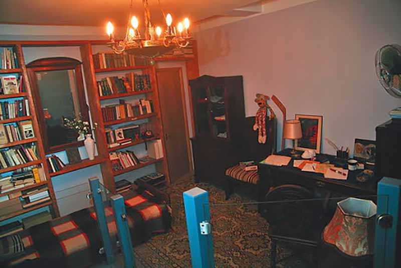 Квартира на Малой Грузинской знала и дружеские вечеринки, на которых Высоцкий пел свои песни, и дни его черной тоски