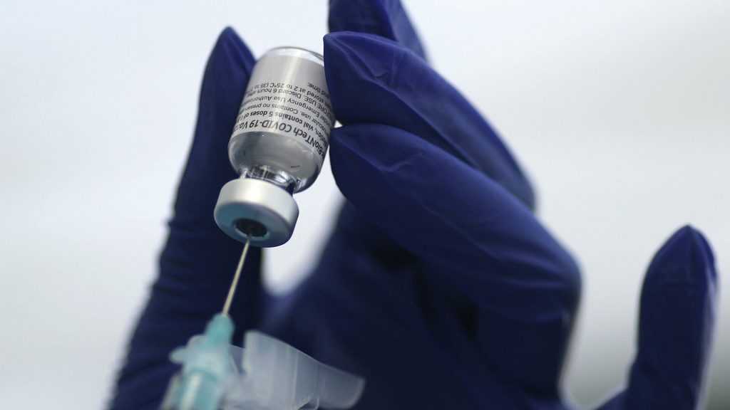 Японским врачам придется утилизировать часть вакцины Pfizer из-за нехватки шприцов