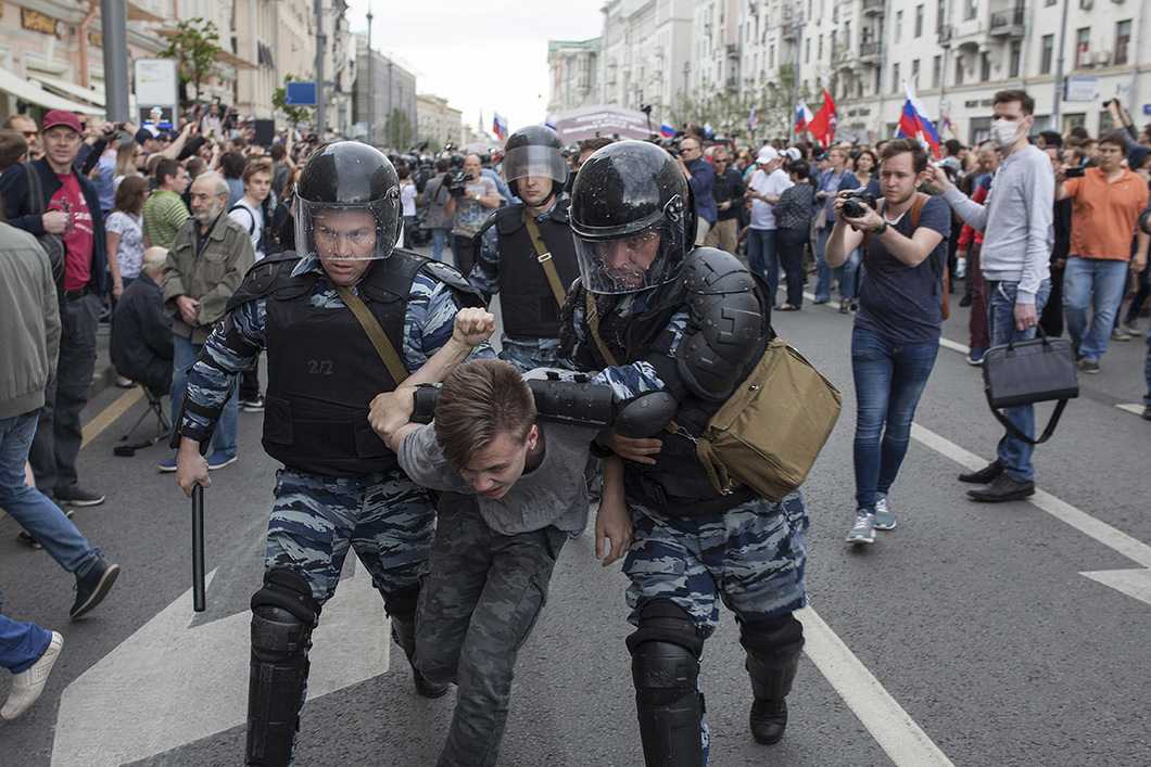 В России будут штрафовать за неповиновение силовика на митингах