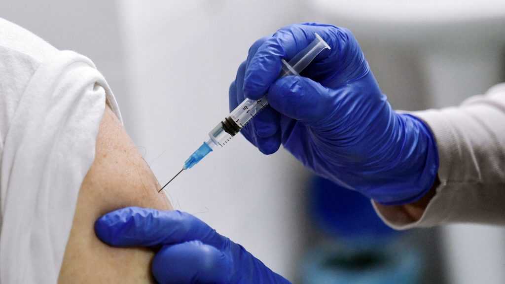 В России не будут лишать работы за отказ от вакцинации