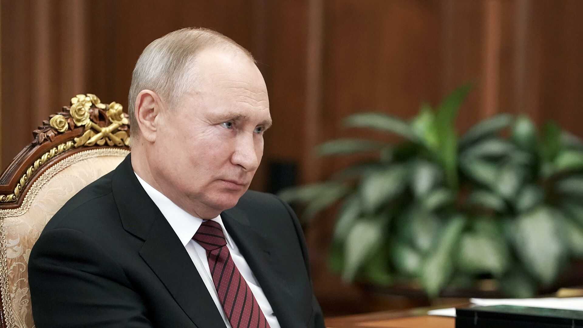 Владимир Путин постановил не взыскивать долги с семей с минимальным доходом