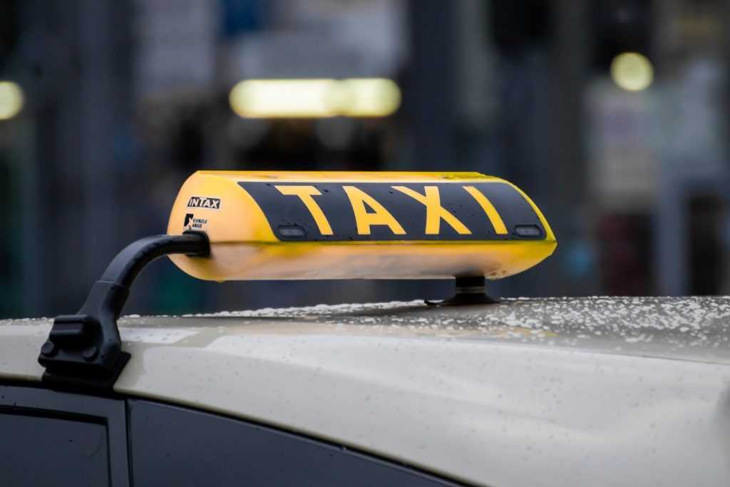 Россиян предупредили о возможном подорожании услуг такси