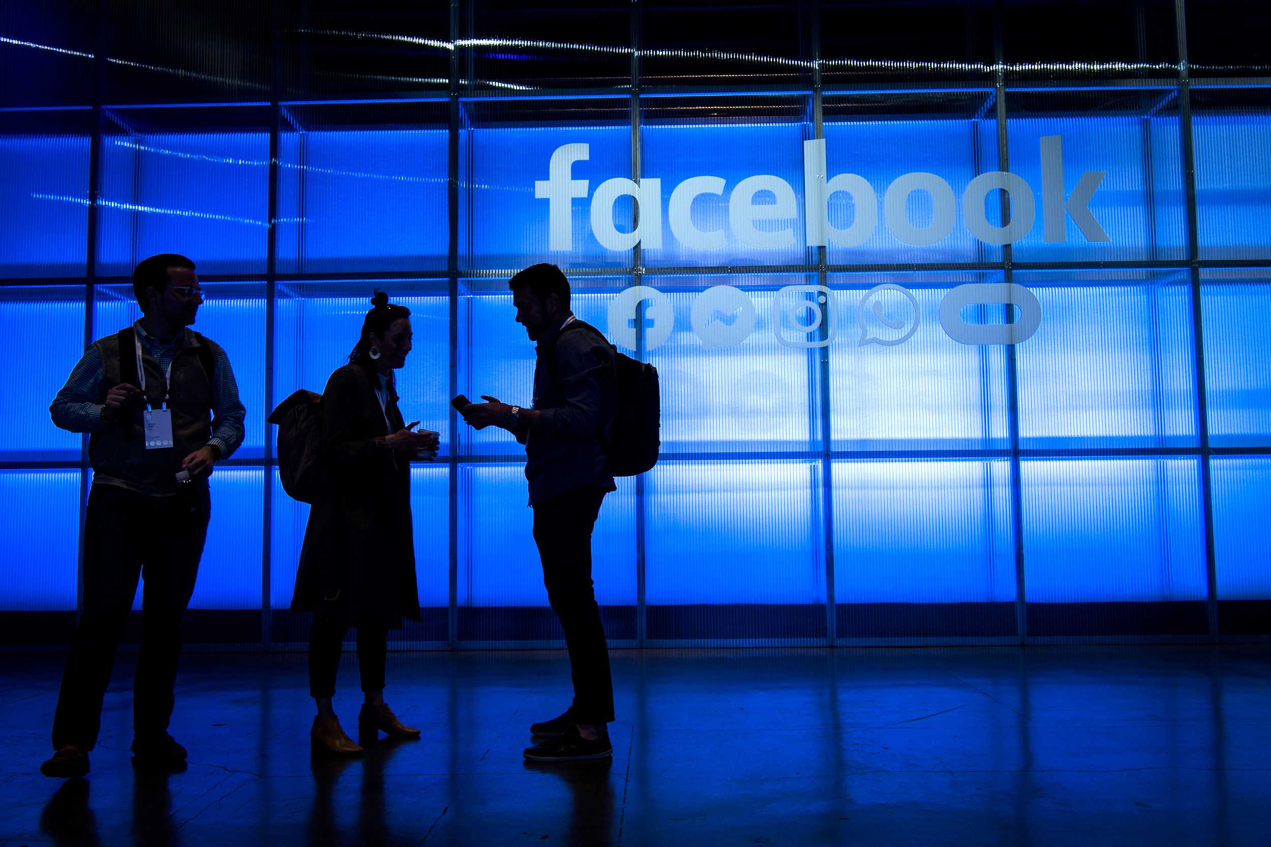 Роскомнадзор пригрозил оштрафовать Facebook, если соцсеть не разблокирует публикации российских СМИ
