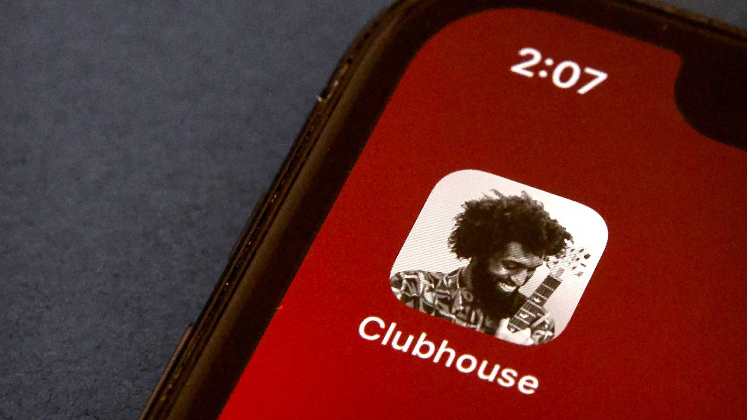 Российские операторы стали добавлять соцсеть Clubhouse в тарифы, в которых предусмотрен безлимитный доступ к месседжерам