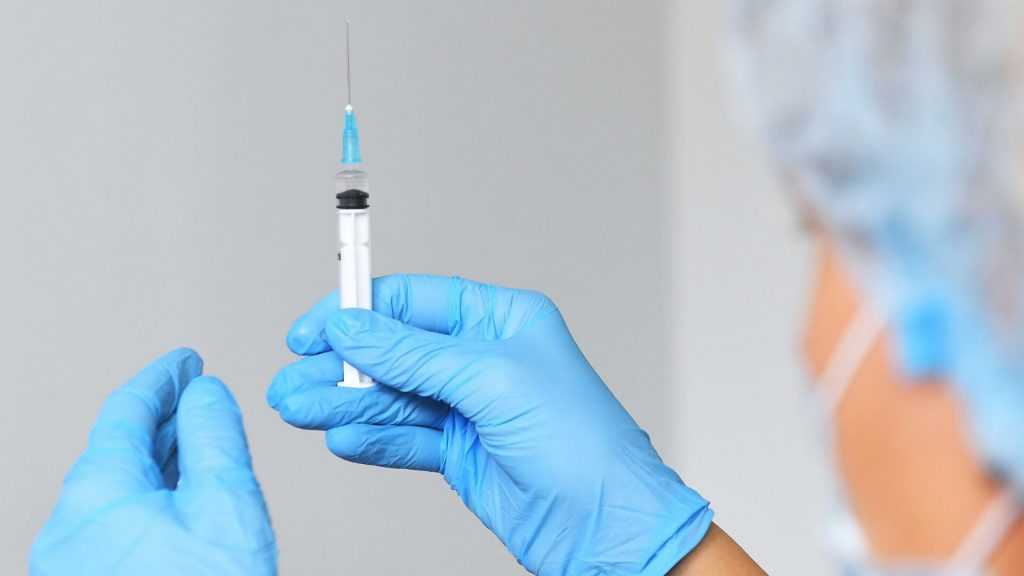 Вакцину «Спутник V» начали испытывать на больных онкозаболеваниями 