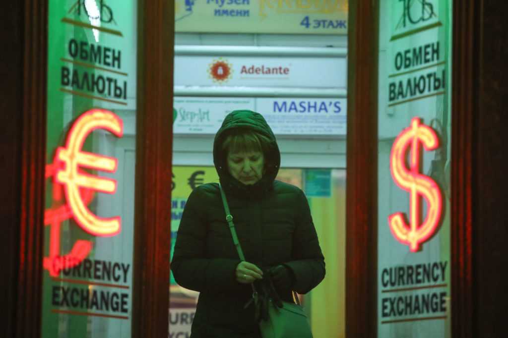 Финансовые эксперты посоветовали россиянам покупать подешевевшую иностранную валюту