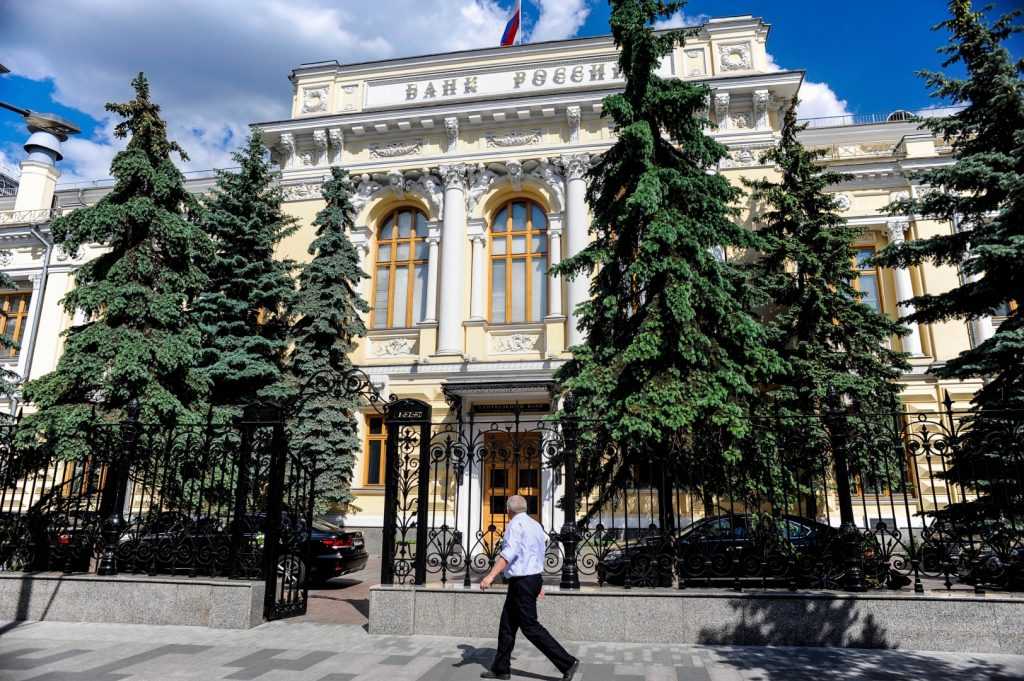 В ЦБ назвали последствия введения западных санкций на российский госдолг
