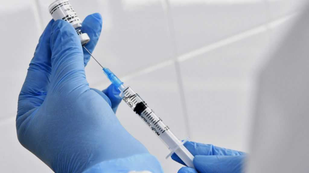 Вакцину «Спутник V» начали испытывать на больных онкозаболеваниями 