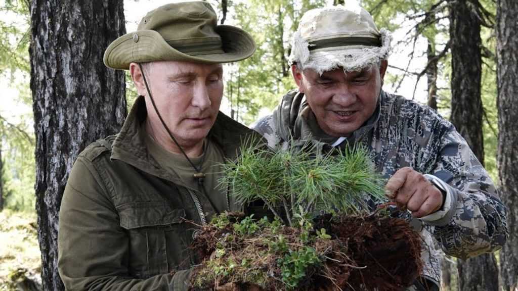 Путин и Шойгу отдыхают в тайге