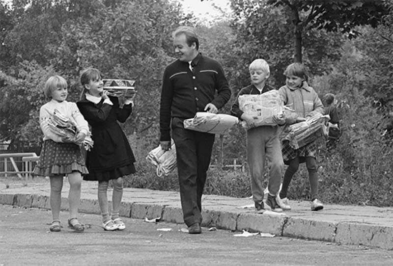 Советские власти хотели, чтобы к сбору были привлечены не только дети, но и взрослые.