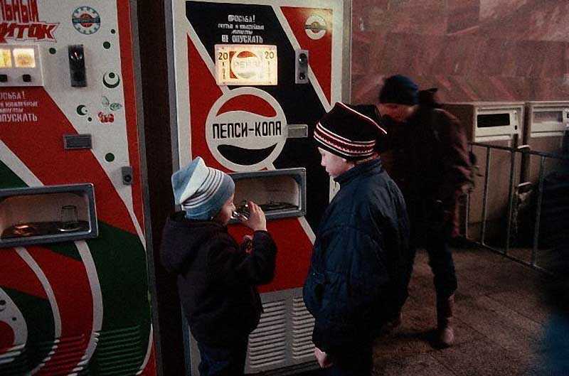 В СССР открыли несколько заводов для выпуска газировки, аппаратуру и концентрат сока для которых поставляла сама компания «Pepsi»