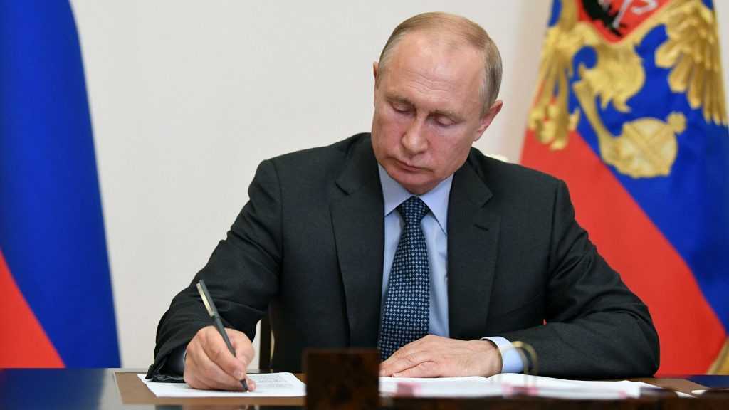 Владимир Путин подписал закон, позволяющий ему переизбираться еще на два срока