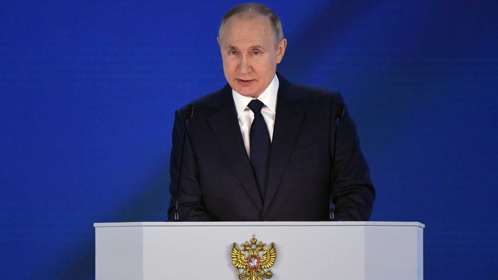 Путин пообещал выплату 10 тысяч рублей семьям со школьниками