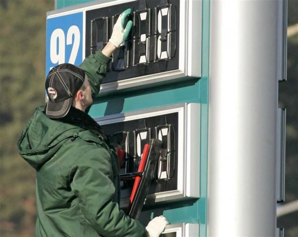 В РФ бензин дорожает с опережением графика