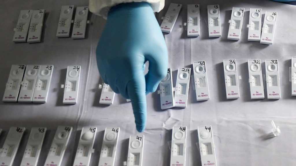 Роспотребнадзор обязал всех приезжающих в РФ сдавать тесты на коронавирус