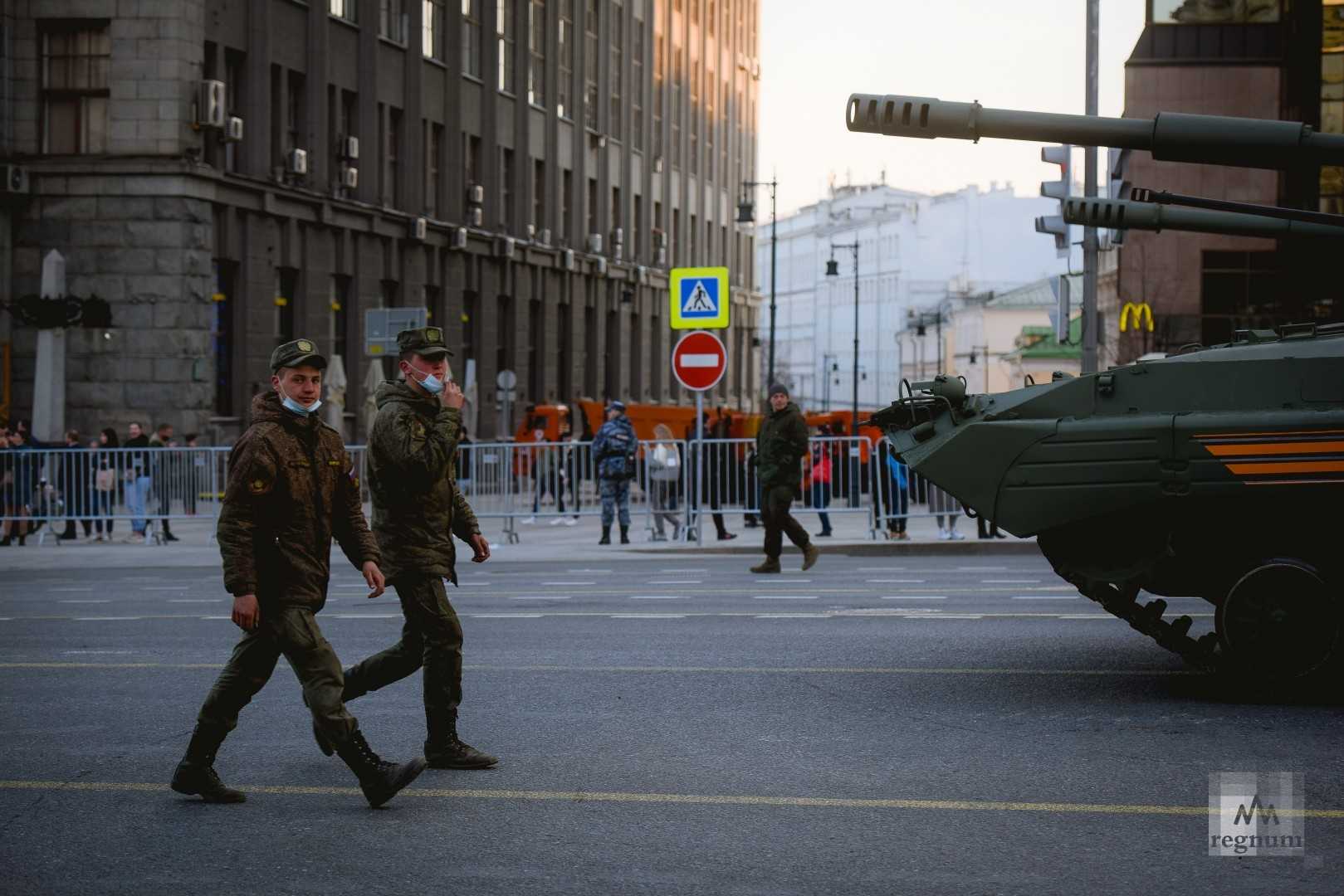 На Красной площади провели первую ночную репетицию парада Победы