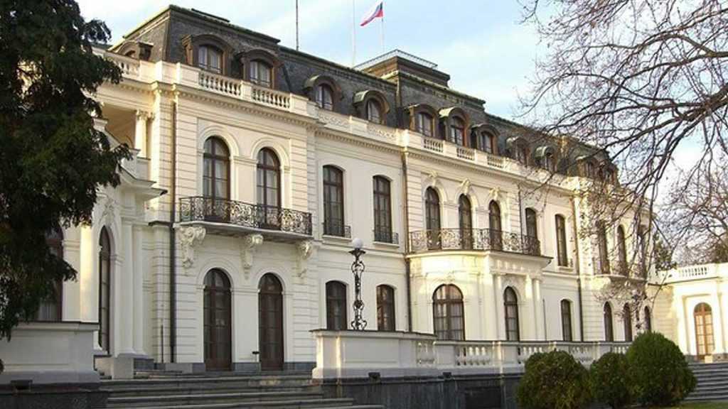 В Праге хулиганы облили забор посольства РФ кетчупом