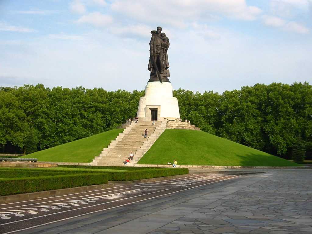 Посол России в Германии возложил венок у памятника Воину-освободителю