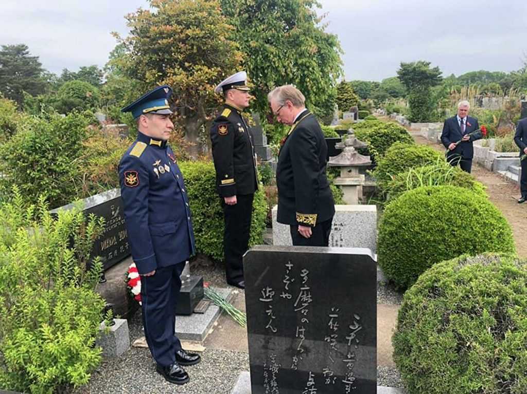 Посол Российской Федерации возложил цветы на могилу Зорге в Японии