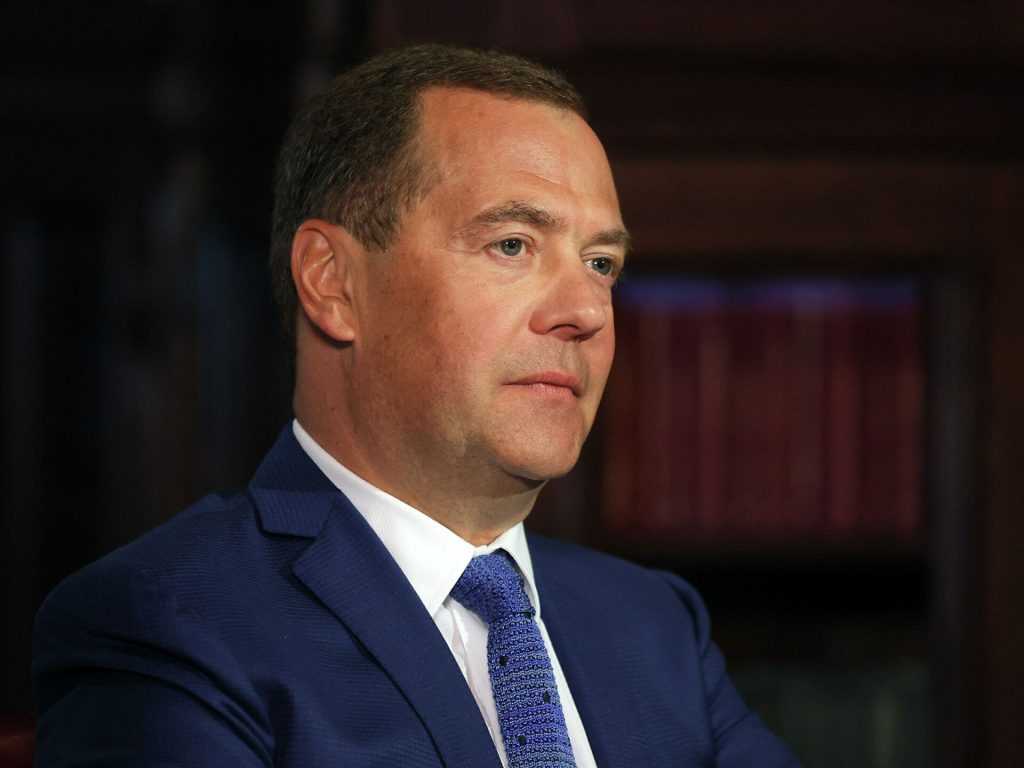 Медведев прокомментировал слова про обязательную вакцинацию