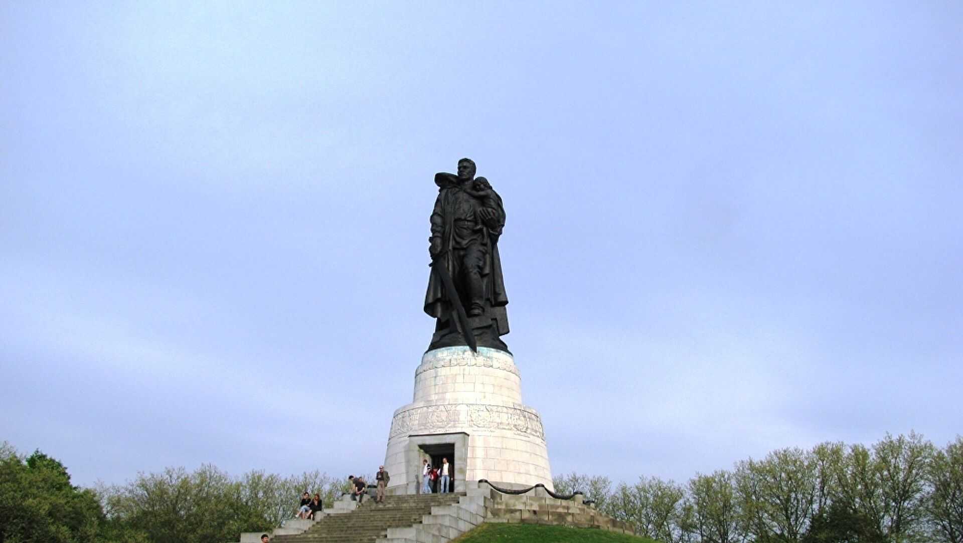 Посол России в Германии возложил венок у памятника Воину-освободителю
