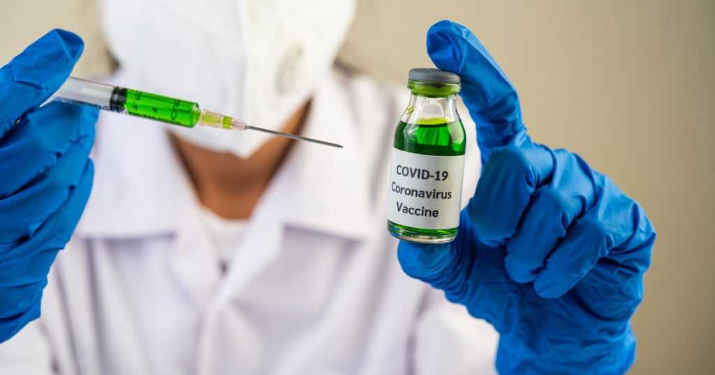 Прививки от коронавируса в России хотят сделать обязательными