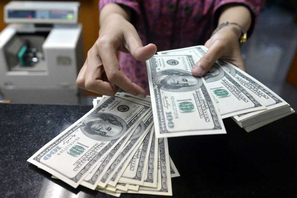 Россиянам советуют срочно покупать доллары