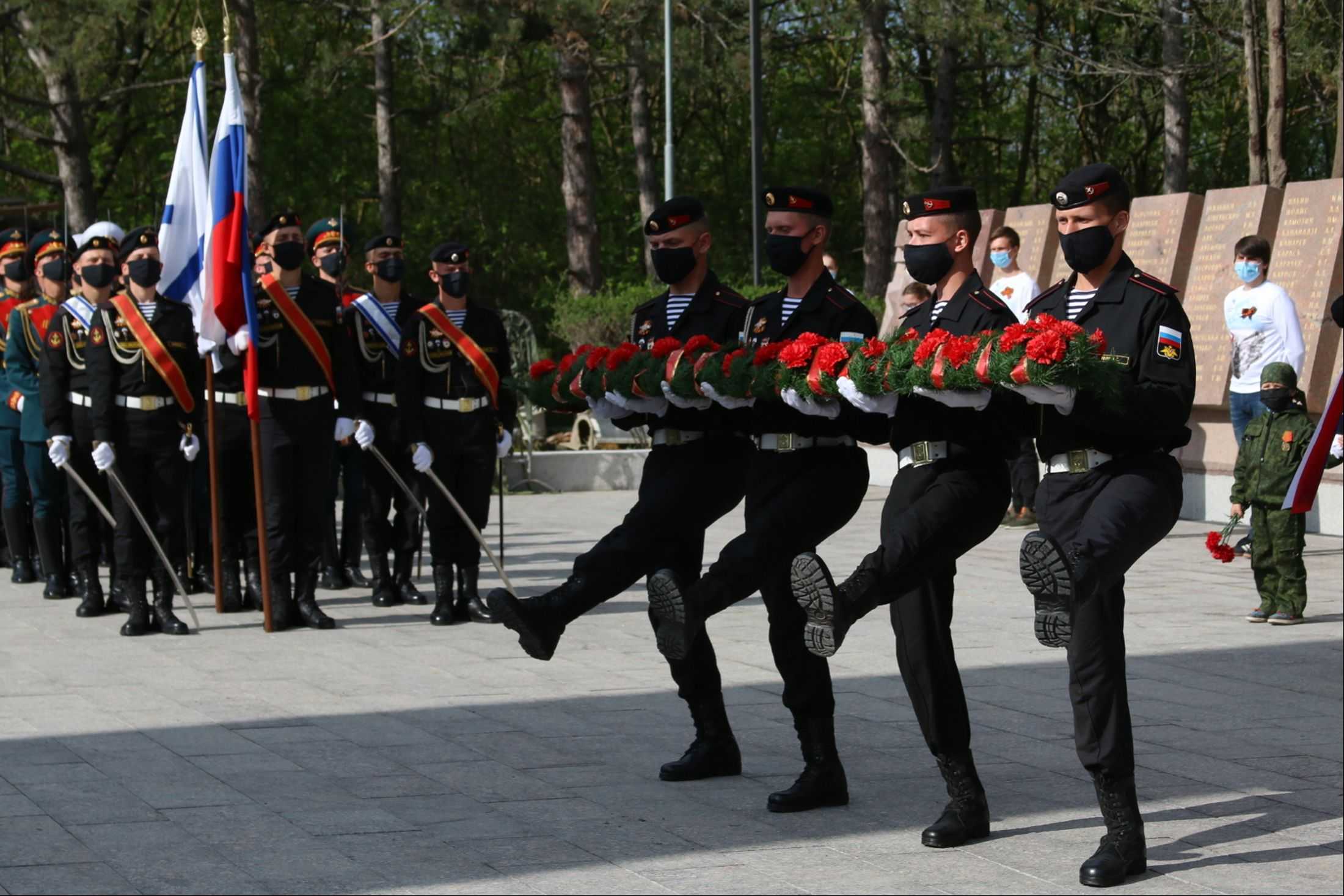 В честь Дня Победы в Севастополе прошёл военный парад
