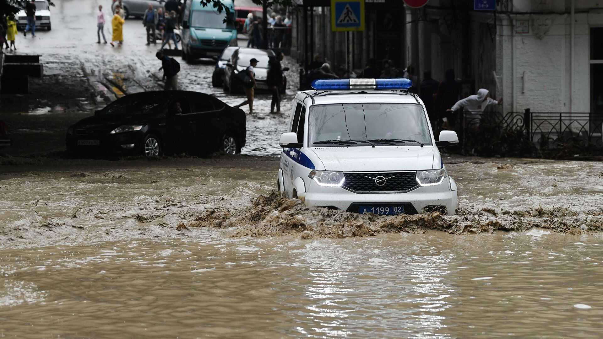 Уже 40 человек пострадало от наводнения в Ялте
