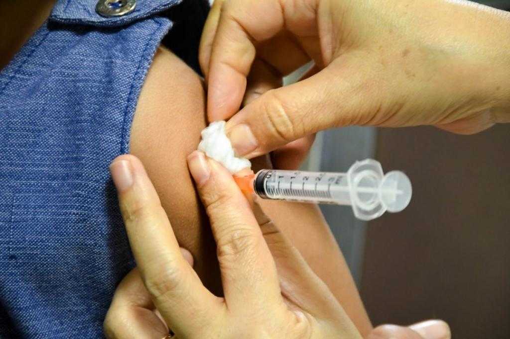 Россиян без вакцинации от ковида не станут законодательно ограничивать в правах