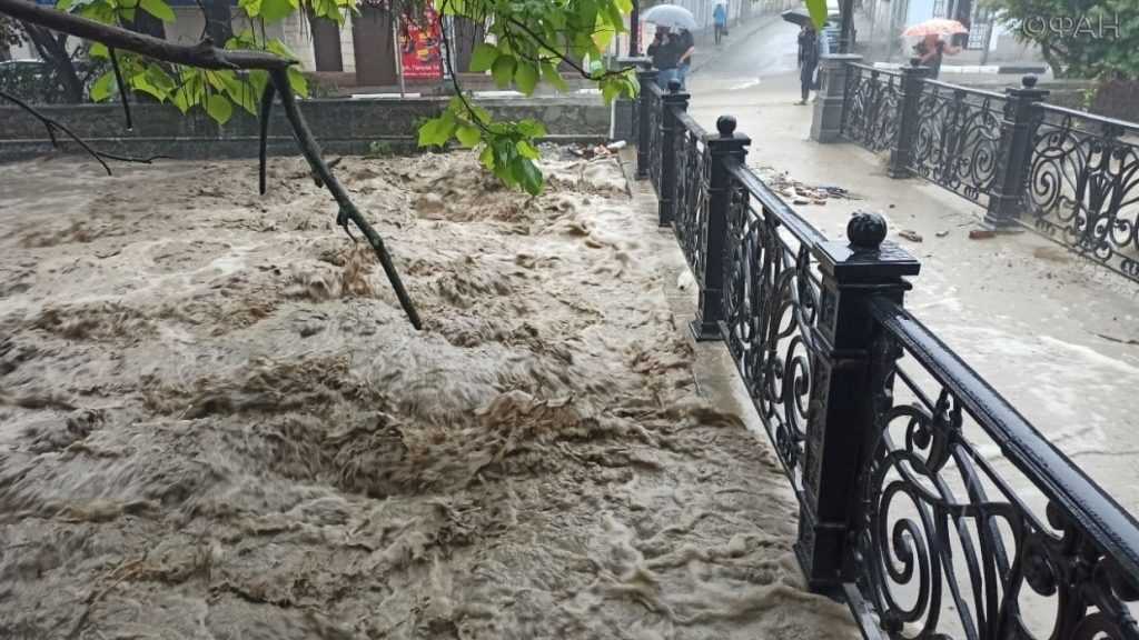 В Ялте ввели запрет на купания в море