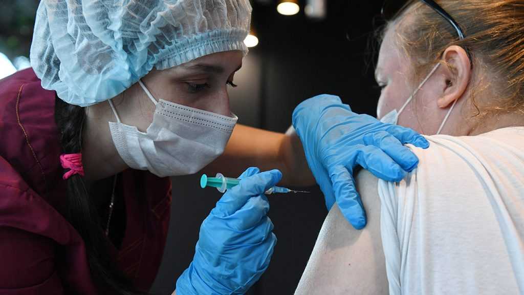 Жителям Москвы предлагают вакцинироваться повторно