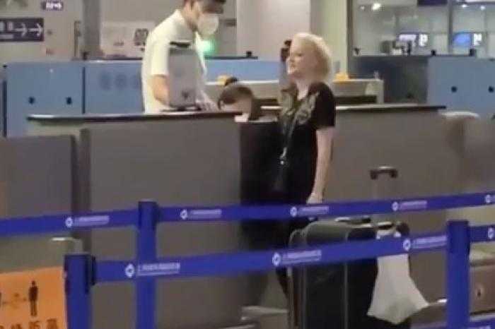 Пьяная россиянка сходила в туалет около стойки регистрации в аэропорту Шанхая