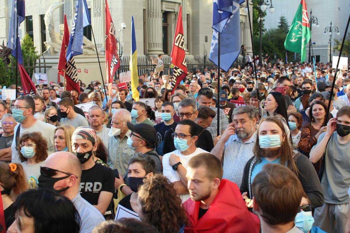 В Киеве люди требуют объявить импичмент Зеленскому