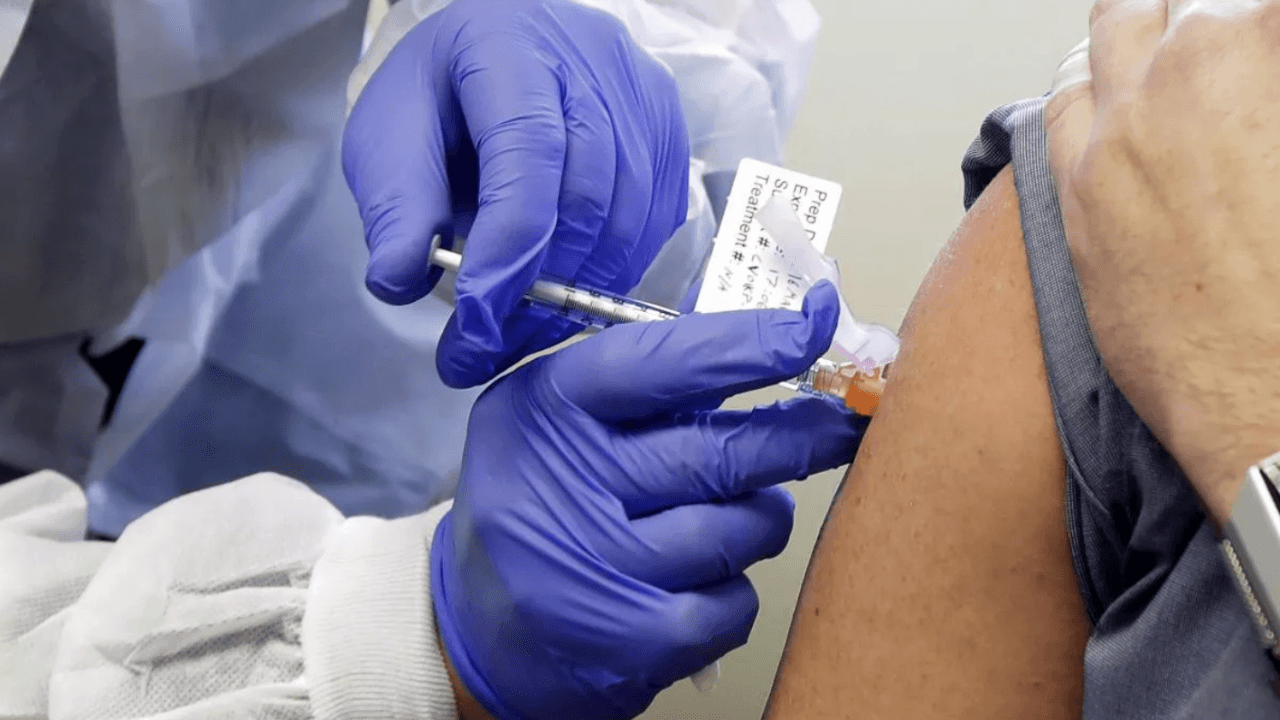 Центр Гамалеи одобрил решение губернатора Подмосковья вакцинироваться трижды